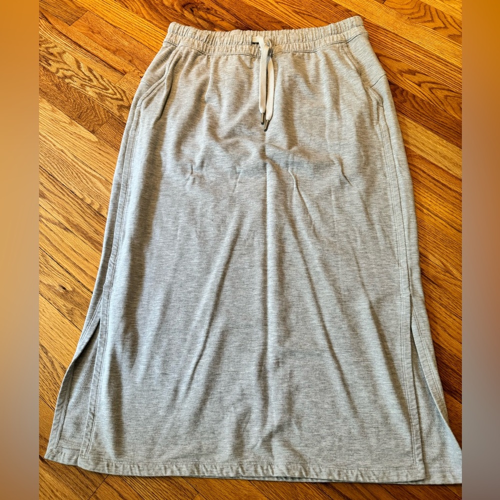 Lululemon sweatshirt-material skirt (light gray)
